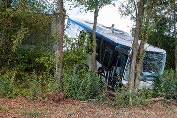 Reisebus kracht durch Schutzwand: Mehrere Verletzte auf A93