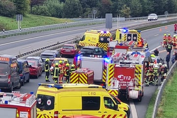 Unfall A4: Vollsperrung der A4 von Dresden in Richtung Görlitz: Unfall legt Verkehr lahm