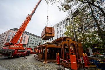 Chemnitz: Weihnachtspyramide in Chemnitz steht und das Erzgebirgsdorf lockt mit neuer Hütte