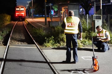 Kind (†4) mit Laufrad von Zug erfasst: Ermittlungen dauern weiter an