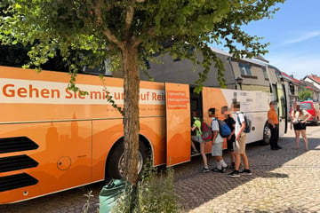 Unfall A38: Reisebus verliert Öl: 17 Kinder stranden auf A38 Richtung Leipzig