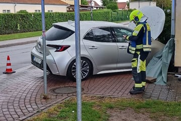 Zu schnell auf nasser Straße: Rentnerin kracht gegen Hauswand