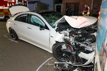 AMG kracht auf Bus: Drei Verletzte bei Haltestellen-Unfall