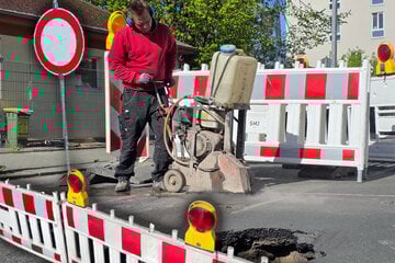Havarie in Dresden: Straße voll gesperrt, Arbeiter vor Ort