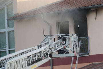 Feuer in mehreren Einrichtungen: Tote Person nach Brand in Pflegeheim gefunden