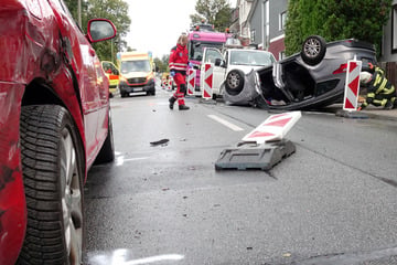 Rentner überschlägt sich auf Irrfahrt in Pirna: Drei Autos beschädigt, mehrere Verletzte