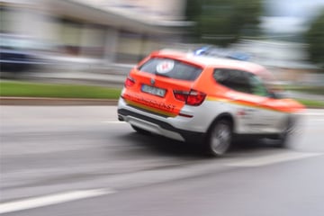 Mann auf Parkplatz von Auto erfasst und durch Luft geschleudert