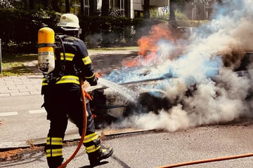 München: Jaguar brennt lichterloh: Luxusauto durch Feuer komplett zerstört