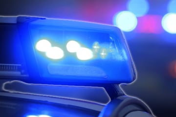 Dresden: Eingeschlafen am Steuer? Frau und Mann bei Unfall in Dresden-Leuben schwer verletzt