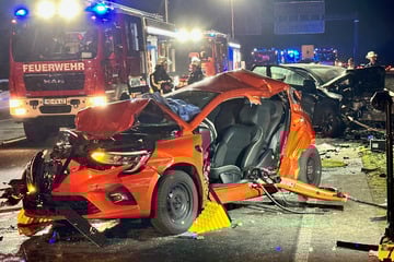 Unfall A57: Auffahrunfall auf der A57: Zwei Menschen schwer verletzt, Rettung per Hubschrauber