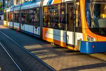 Schwerer Unfall in Stuttgart: Mann zwischen zwei Straßenbahnen eingeklemmt