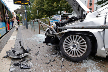 Crash in Chemnitz: Ford kracht in Straßenbahn-Geländer