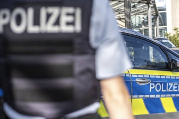 Platzverweis ignoriert: Stark betrunkener Mann greift Polizist an