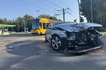 Straßenbahn kracht mit Audi zusammen: Eingeschränkter Verkehr nach heftigem Unfall