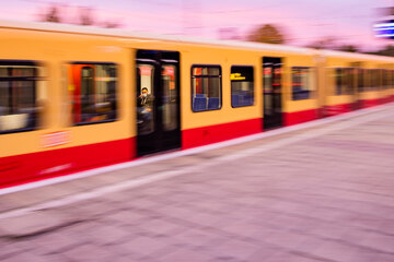 Berlin: Mann belästigt Mädchen sexuell in S-Bahn: Er ist kein unbeschriebenes Blatt