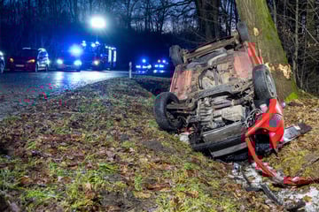 Glätte-Unfall bei Weimar: Auto überschlägt sich und kracht gegen Baum