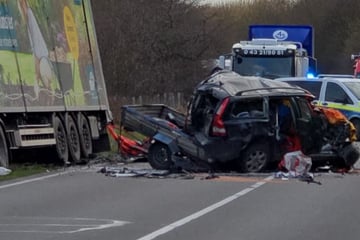 Tragödie auf Bundesstraße: Auto kracht in Lkw, Fahrer stirbt