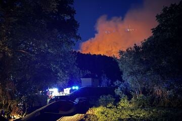 Verheerender Waldbrand in Sachsen: 120 Feuerwehrleute kämpfen zu Fuß gegen die Flammen