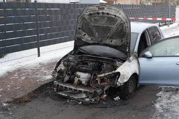 Leipzig: Feuerwehr kann nichts mehr tun: VW brennt in Leipzig vollständig aus