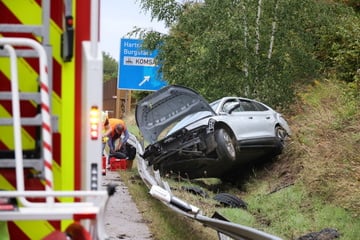 Unfall A72: Skoda kracht bei Starkregen auf Leitplanke: Fahrer überlebt wie durch ein Wunder