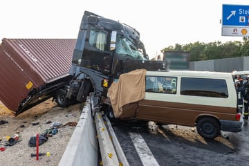 Unfall A3: Tödlicher Unfall auf A3: VW Bulli kracht in Lkw, zwei Menschen sterben
