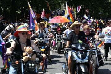 München: Rekordhitze hält niemanden auf: Tausende ziehen beim CSD durch Straßen