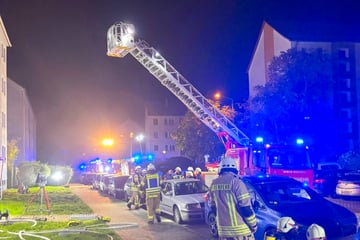 Dramatische Szenen während Feuer in Wohnhaus: Bewohner springt von Balkon