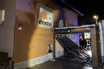 Garagentor in Flammen: Feuerwehr verhindert Schlimmeres