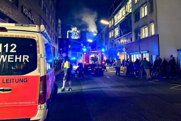 Hamburg: Flammen in Notunterkunft: Feuerwehr evakuiert Bewohner