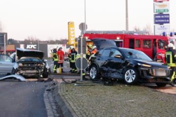Crash auf Bundesstraße: Drei Personen schwer verletzt, darunter ein Baby