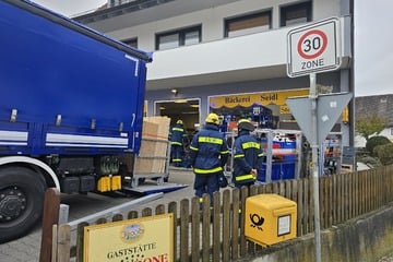 Schock beim Semmel-Kauf: Plötzlich kracht ein Auto in die Bäckerei!