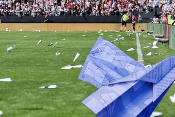 Fan-Protest mit Papierfliegern: Schiri bricht Erstliga-Spiel ab, aber aus einem anderen Grund