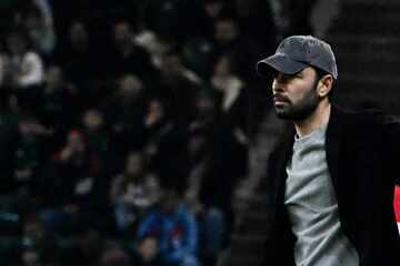 Sogar Trainer eilt ins Krankenhaus: Fan (†20) stürzt bei Pokalspiel von Tribüne und stirbt