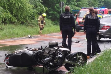 Bei Starkregen: Auto kracht in Biker auf B56 bei Lohmar