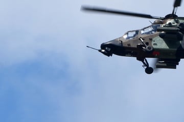 Kampf-Hubschrauber über Mühlhäuser Becken - teils auch in geringer Flughöhe