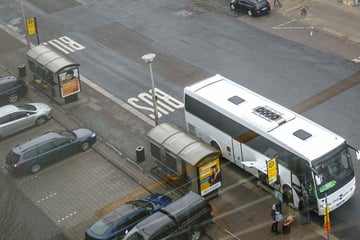 Dresden: Polizei erwischt Gesuchten am Hauptbahnhof: Ein Blick auf sein Handy sorgt für neuen Ärger