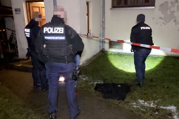Chemnitz: Irrer Streit in Chemnitzer Wohnhaus: Mann mit Hammer attackiert, Täter fällt aus Fenster