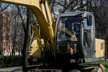Diebe klauen Bagger: 10.000 Euro Schaden bei Spritztour