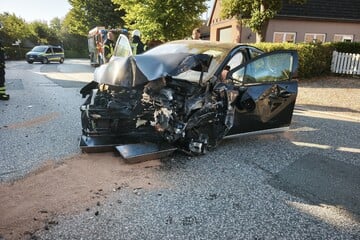 Junger Autofahrer baut Unfall und reißt Loch in Hauswand