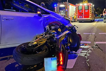 Taxifahrer übersieht Biker in München: 20-Jähriger bei Unfall schwer verletzt