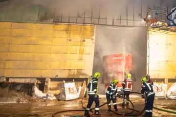 Großeinsatz in Mittelsachsen: Feuer in Milchviehanlage ausgebrochen