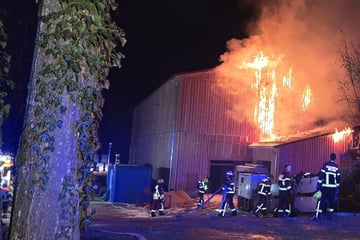 Wasserreserve der Stadtwerke brennt lichterloh: Neubau-Halle zerstört