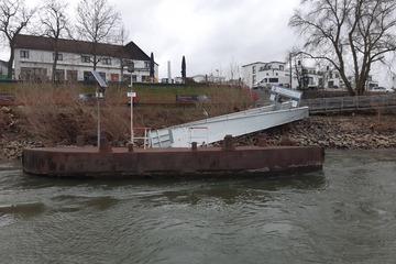 Unfall auf dem Rhein: Tankmotorschiff kracht gegen Steg