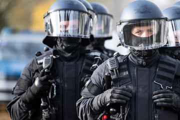 Schüsse in Wohngebiet: Polizei rückt mit Schutzausrüstung an