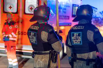 Schwerer Raubüberfall: Polizei eilt in Kettenhemden zur Hilfe