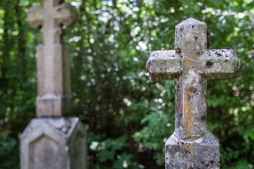 Junge (†4) von Grabstein erdrückt