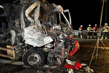 Unfall A6: A6 wegen Unfall gesperrt: Laster geht nach Crash in Flammen auf!