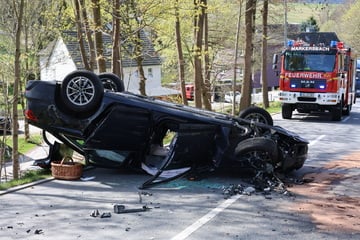 B101 im Erzgebirge nach Unfall gesperrt: Audi kracht gegen Baum und überschlägt sich