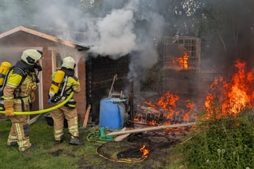 Dresden: Gartenlauben brennen lichterloh: Feuerwehr und Polizei im Einsatz