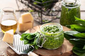 Bärlauchpesto Rezept: So schnell kannst Du das grüne Pesto selbst machen